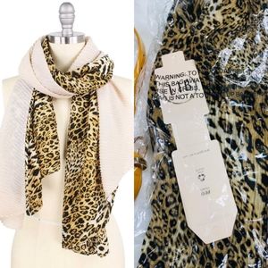 🆕️STYLISH LEOPARD PRINT H AND H PLEATED SCARF
